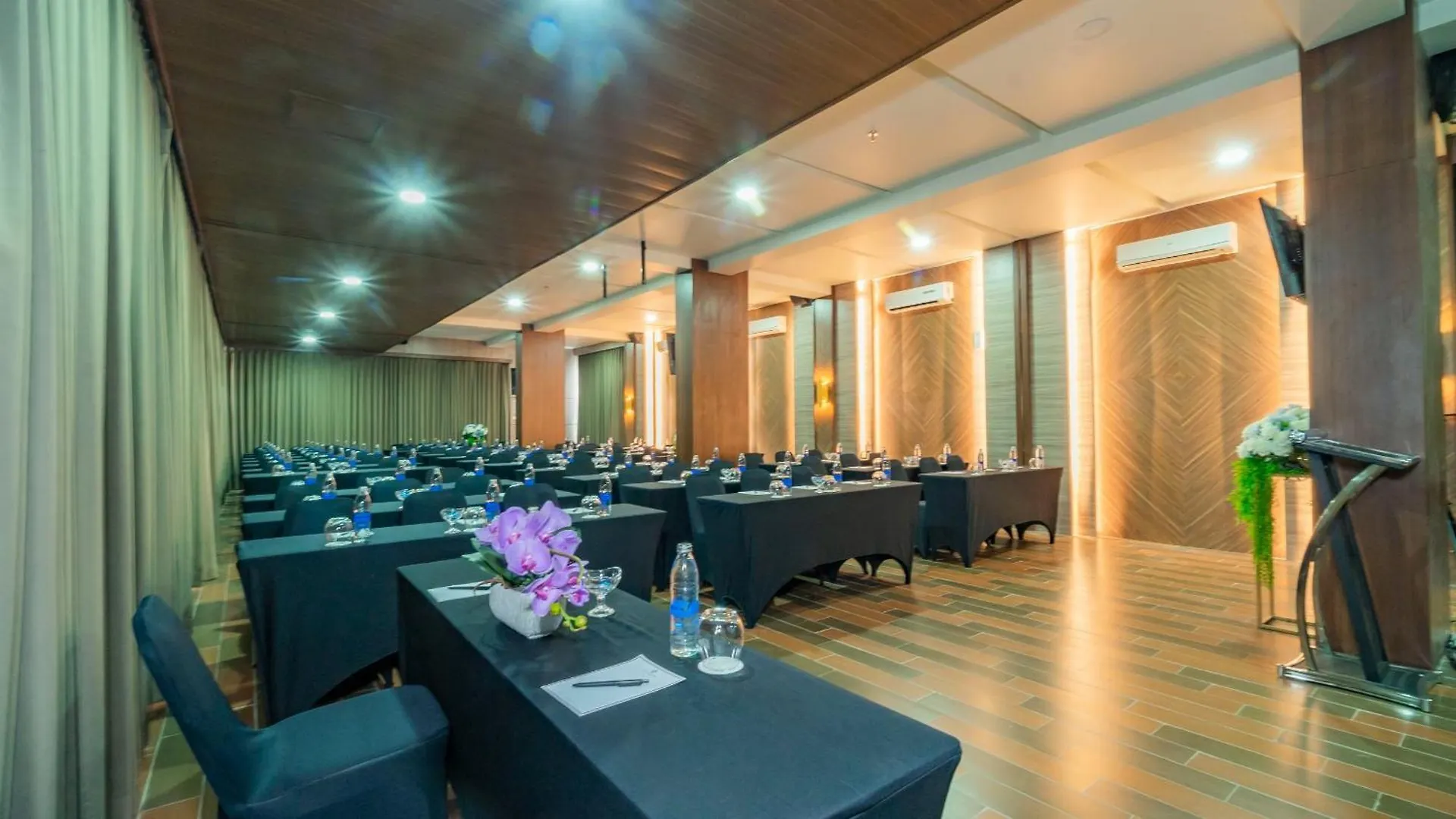 City Of Aventus Hotel - Denpasar 4*,